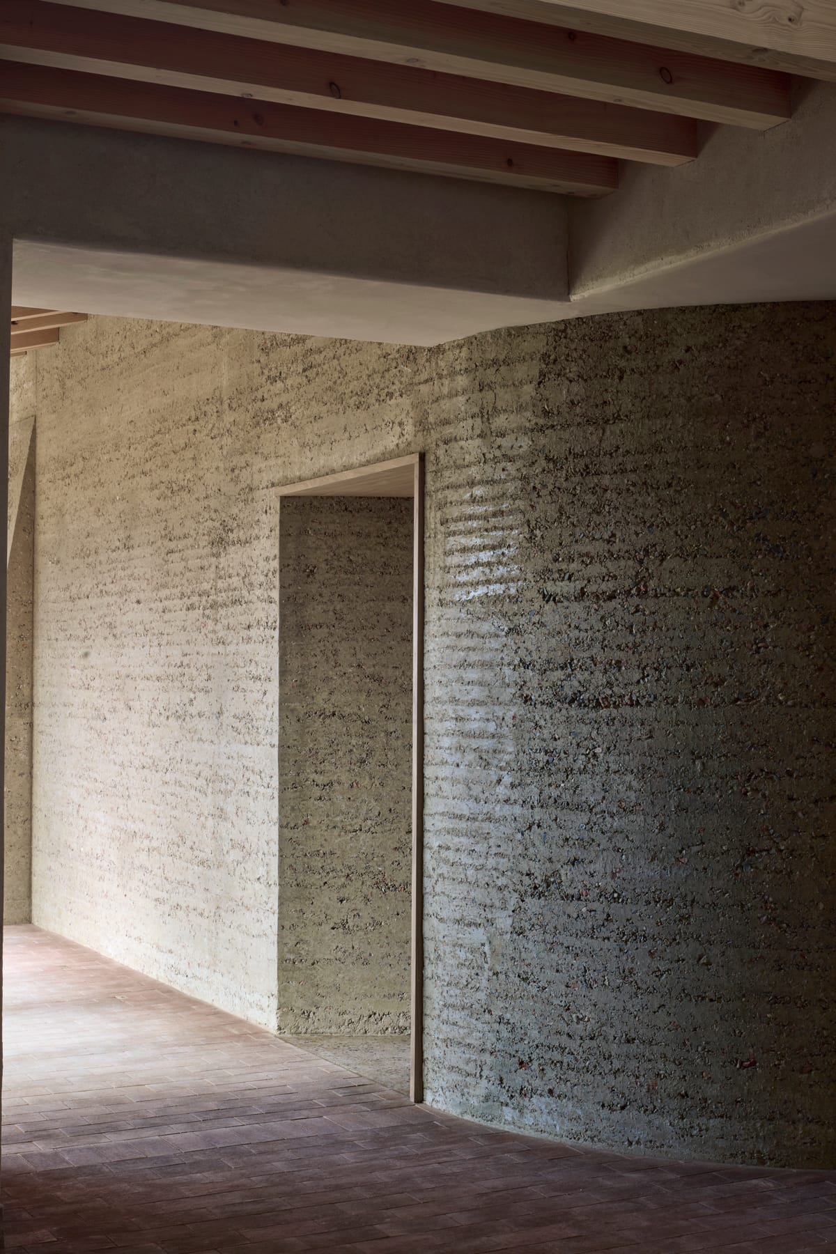 An architecture of patience: Rammed Earth House by Tuckey Design Studio